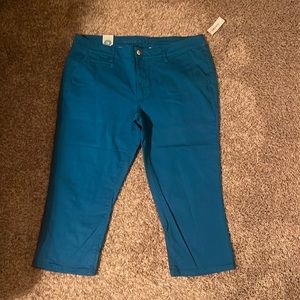 Old Navy Blue Capris. Size 16. NWT.